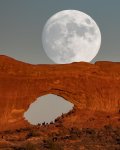 209481-صورا-للقمر-خلف-قوس-صخرى-تشبه-العين-بولاية-يوتا-الأمريكية-(2).jpg