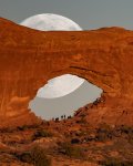 257009-صورا-للقمر-خلف-قوس-صخرى-تشبه-العين-بولاية-يوتا-الأمريكية-(3).jpg