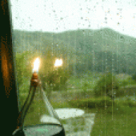 لحضنها اشتاق