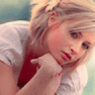 طفلهـ الورد