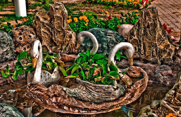 swans_statue_by_dndnma.jpg