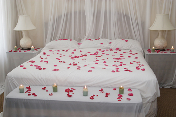 romantic-bedroom-candles-rose-petals.jpg